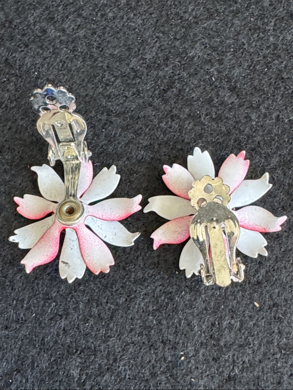 VTG 1960s Mod Red White Blue Enamel Daisy Clip on Earrings - Picture 5 of 6